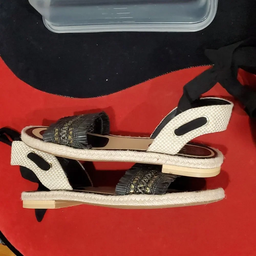Vince Camuto Kimano Black and Cream Espadrilles with Chic Design Size 8